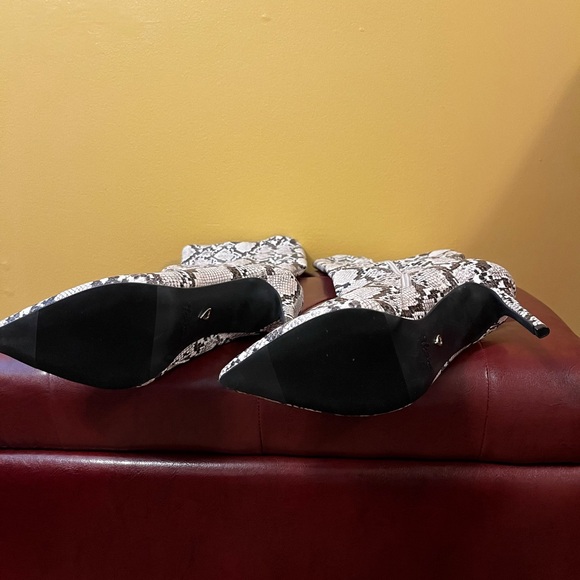 Snakeskin Pattern Knee-High Boots - Picture 4 of 8